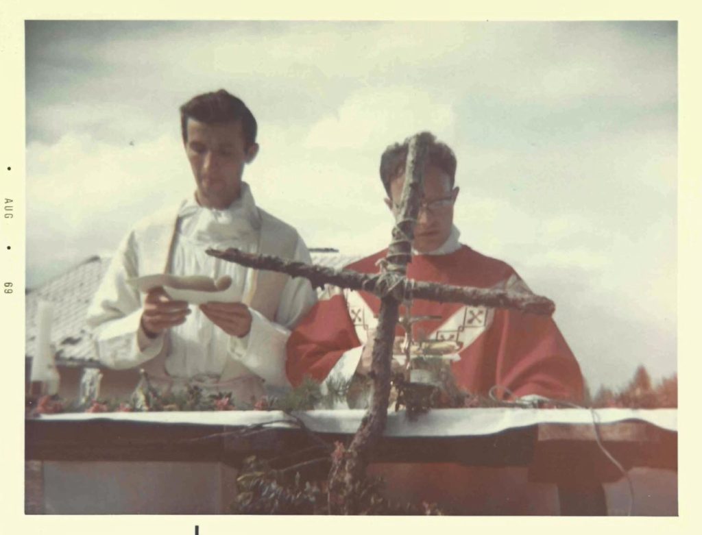 Vacanza a Salice d’Ulzio 1969 - Messa al campo concelebrata da don Luigi e don Franz